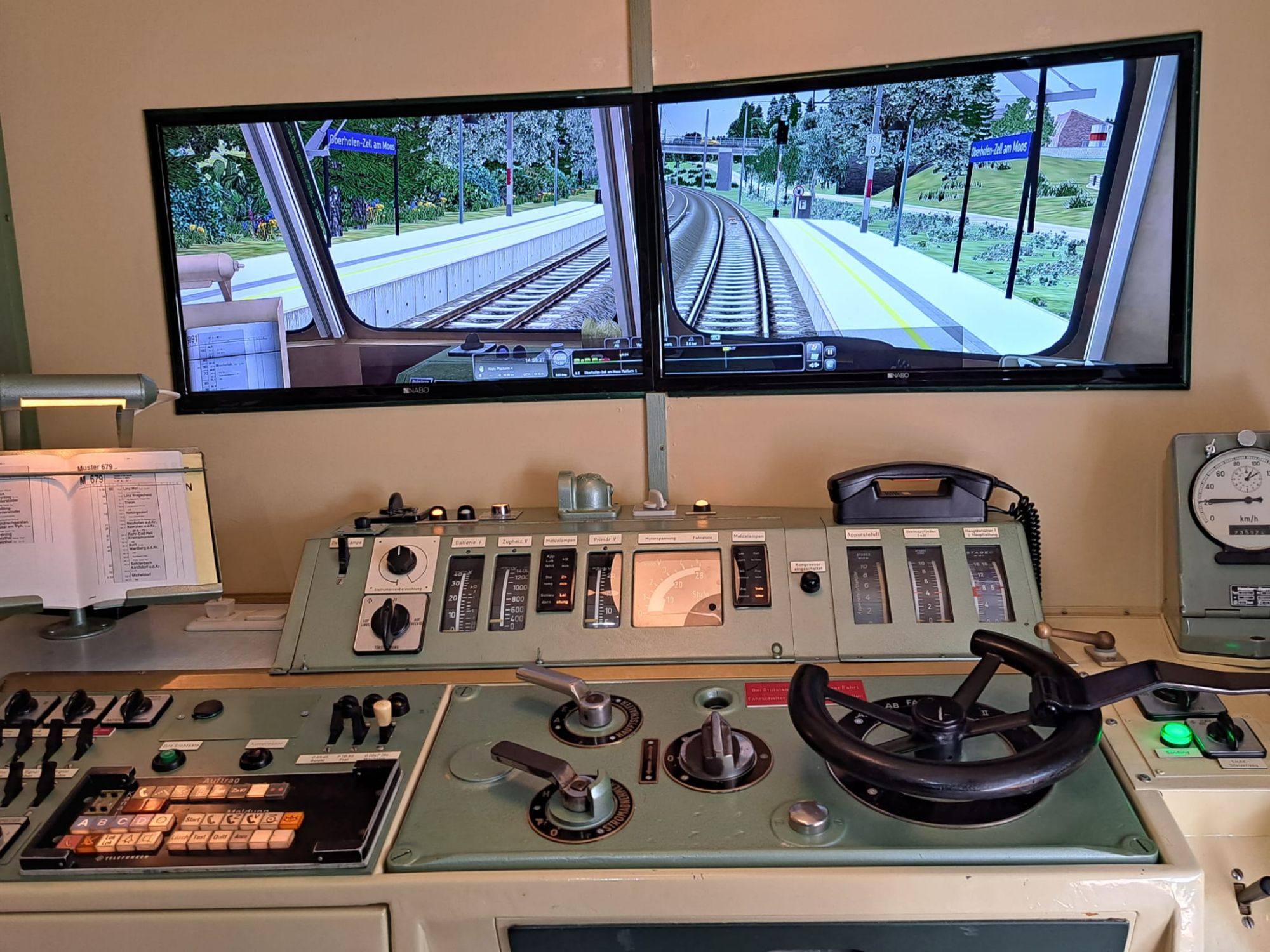 ÖBB 4030 Führerpult mit Hasler-Tacho und Fahrstufenanzeige